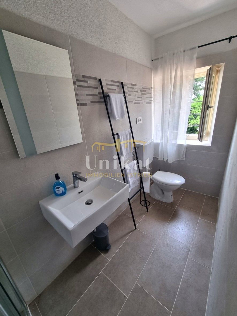 Renovirana kamnita hiša s bazenom 3 km od morja